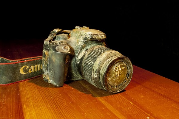 加拿大摄影师竟然在海底打捞到一台相机