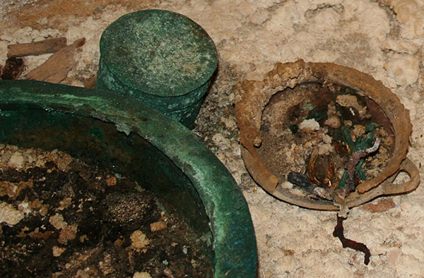 This dish was used during the funeral meal for the Etruscan prince. Food remains