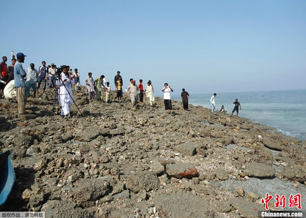 当地时间9月25日,巴基斯坦民众登上因地震冒出的小岛参观。