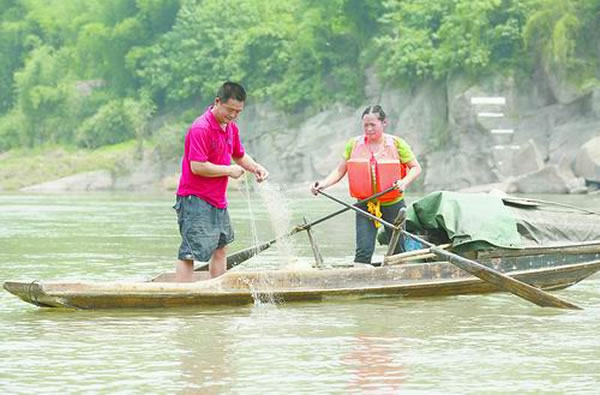 �����������Ͽƿ����ڳ�ˮ������ȡ��