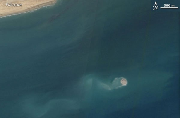 A new island formed by a mud volcano emerged offshore of Balochistan, Pakistan o