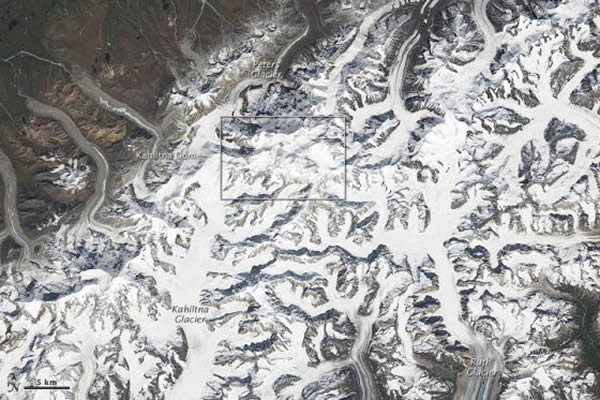 �����ɽλ�ڰ���˹��ɽ�����ĵش�����Ҫ�ɻ�������ɣ�����ɽ������һЩ����������Χɽ�ȣ����� Ruth������Kahiltna������Peter����