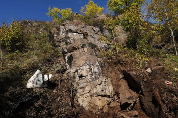 漠河岩画点出土角锥的清理挖掘现场