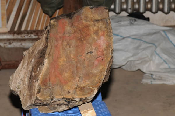 漠河清理挖掘出土的三人纹岩画,该岩画为国内首次出土的彩绘岩画。