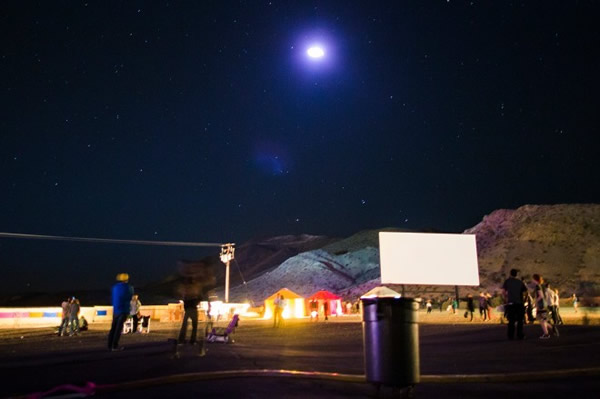 艺术家建造了一个属于自己的“UFO”