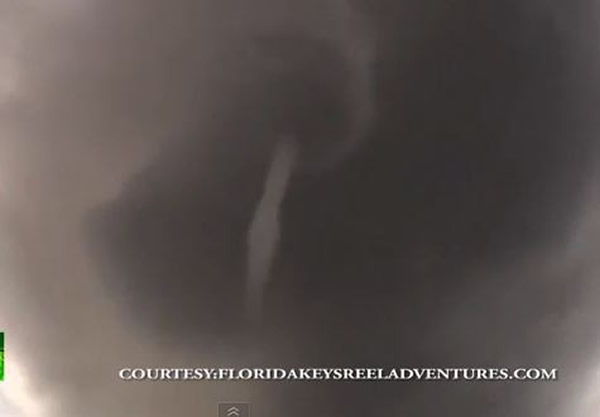 美国佛罗里达州外海出现5个大型水龙卷,民众驾船企图冲进