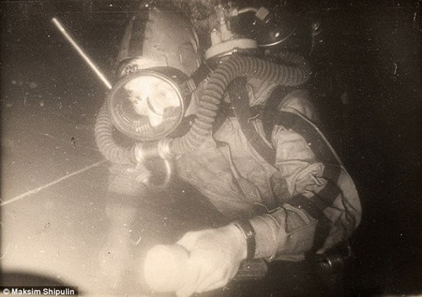 俄罗斯《西伯利亚时报》指出,科学家在切巴尔库尔湖底发现陨石残骸,从切巴尔库尔湖底13米处打捞的这块陨石体积相当于人类拳头大小。