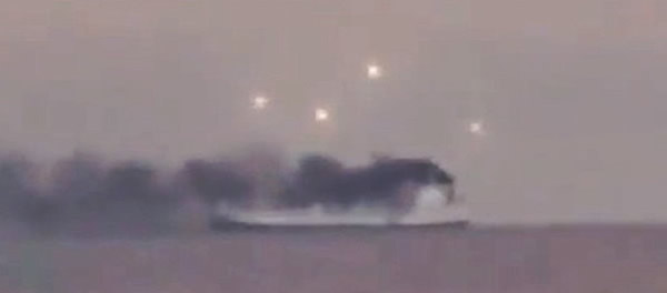 UFO舰队出现在美国加州外海着火的轮船上空?