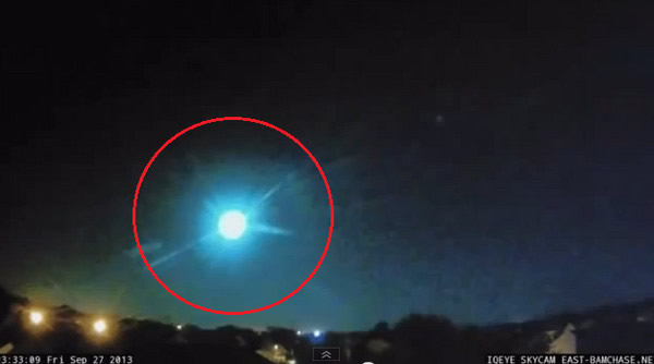 美国印第安纳州蓝色大火球划过夜空