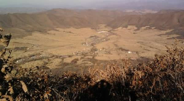 岫岩陨石坑照片(面向NE方向拍摄)