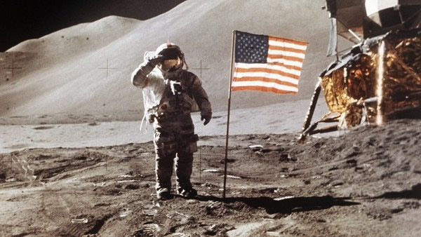 NASA:阿波罗11号在月球上插的美国国旗仍在飘扬