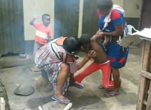 非洲喀麦隆陋习:为隐藏青春期,母亲用滚烫石头当熨斗熨烫女儿胸部