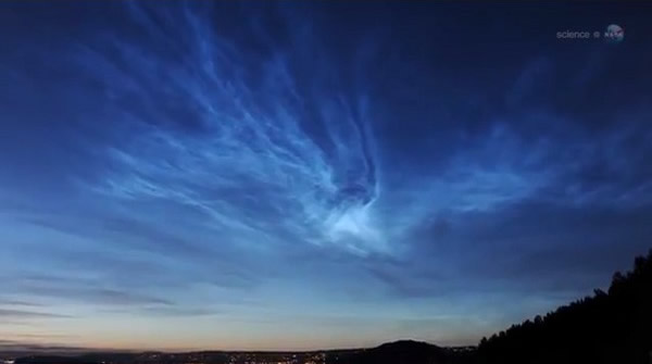 艾桑彗星带来的彗尘雨,可能会引起所谓的夜光云。