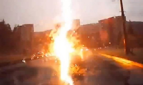 俄罗斯一辆轿车行驶中突然被闪电给击中成火球