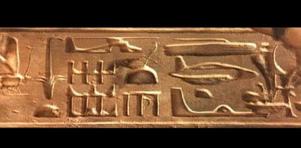 考古学家震惊发现,3000年前古埃及艺术家雕刻的图像里,竟然有直升机和潜水艇!
