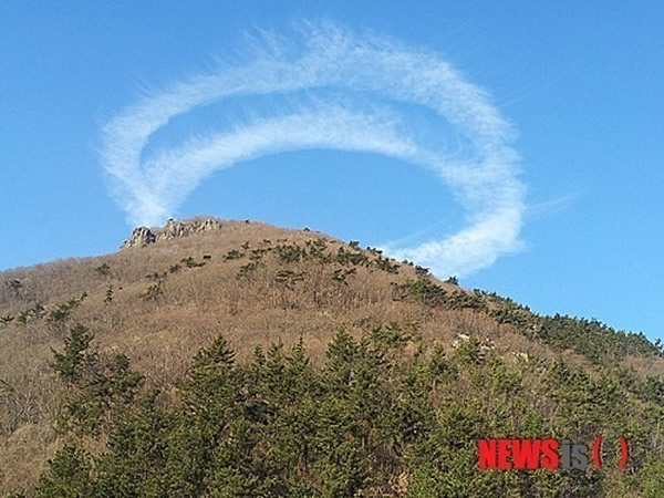 韩国雪屹山出现神秘圆形云
