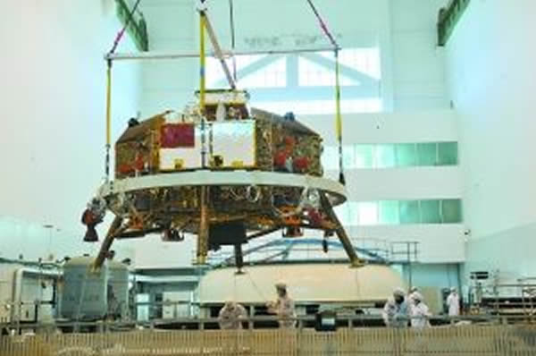 “嫦娥”3号进行登月前最后一项大型系统试验——热真空试验的情景