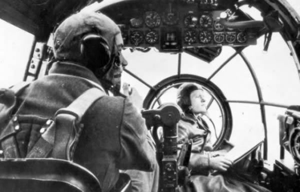 ֮����ʵʩ������ж���Ϊ�˸��¹��վ��ķ���Ա����ëƤ���£���U-Ǳͧ��ͧԱ����ë���ӣ����ڶ�����ս�Ĳ�������ů�͵�����