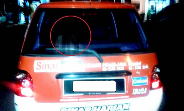 相片中隐约可看到的异像类似是一名长发的白衣女子