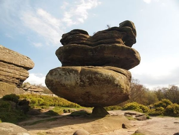 Ӣ������³����������Сʯ�鶥��200���ش�ʯͷ