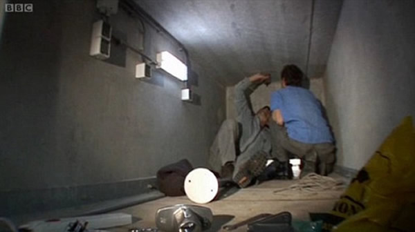 北极熊出生之前,工作人员在搭建一个假的洞穴以供拍摄。