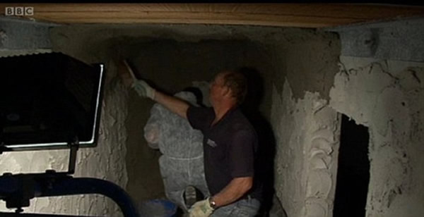 这个假的洞穴被精心布置,并在北极熊宝宝出生之前安置了摄像机。