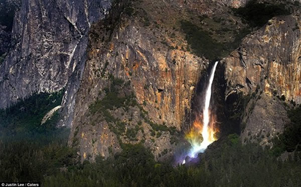 美国优胜美地国家公园布里达尔维尔瀑布形成彩虹“墙”