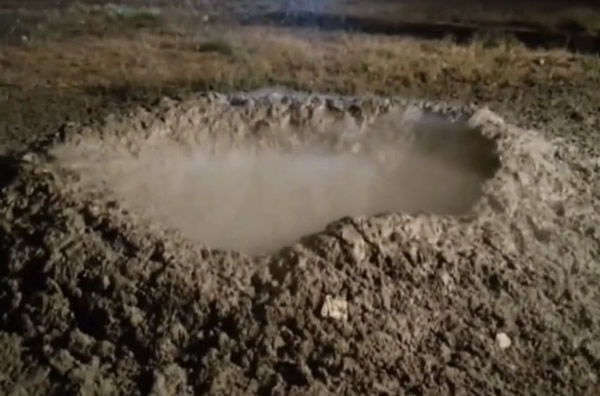 意大利罗马机场一夜间冒出个火山口