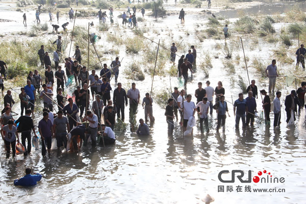 2013��10��11�գ��㽭ʡ̨���д���Χ��ˮ����ϲ�׽��й�������Ĵ��㡣