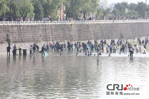 2013��10��11�գ��㽭ʡ̨���� ����Χ��ˮ����ϲ�׽��й�������Ĵ��㡣