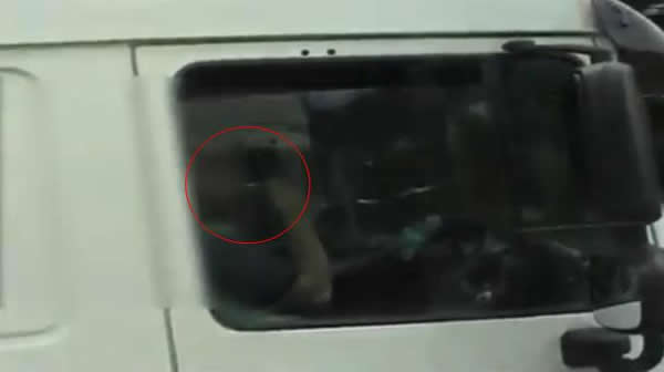 英国警方公布一段司机三心二意驾车的视频:高速路开车刷牙