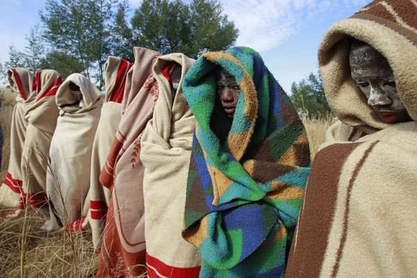 南非传统部落每年都会举行割礼仪式,男孩披着毛毯在野外接受割礼。