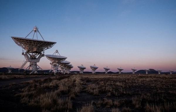 著名的卡尔•扬基甚大阵(VLA),拥有27座大型射电天线,观测能力超强