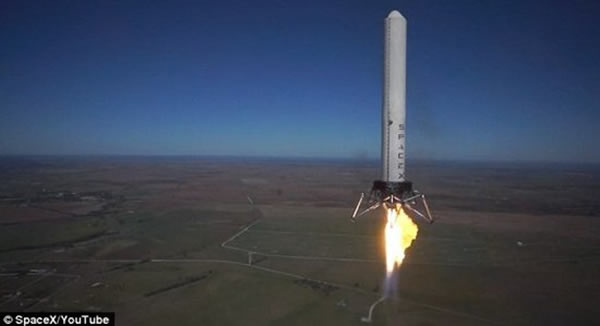 正处于试飞过程中的“蚱蜢”火箭,本次飞行高度达到744米,大约为2441英尺,上一次的飞行高度仅为250米