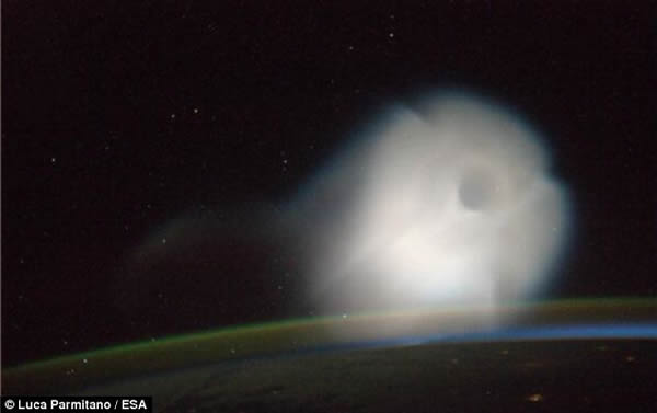 国际空间站宇航员观察到地球大气层形成怪异的云:原来是俄罗斯发射导弹