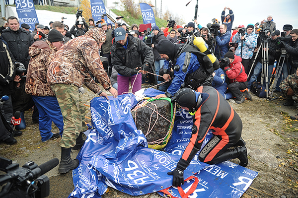 俄罗斯打捞出2月坠落的最大陨石碎片,重达570公斤