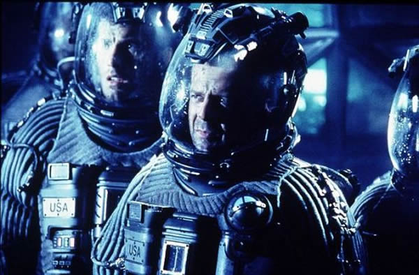 1998年科幻大片《绝世天劫》剧照。片中,一颗德克萨斯州大小的小行星即将撞击地球,布鲁斯-威利斯饰演的角色率领一批勇士乘坐飞船登上这颗小行星,而后埋设核弹引爆,