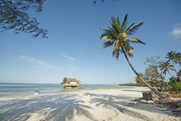 东非桑给巴尔岛海滩上有一家岩石餐厅