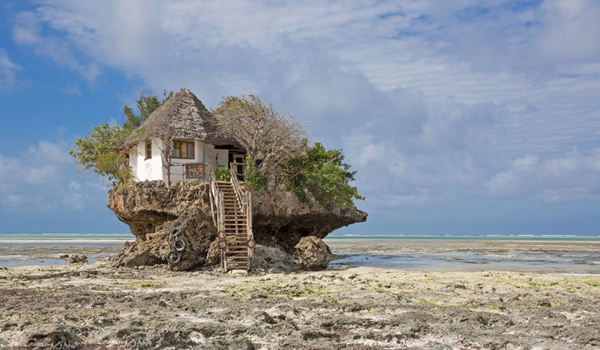 东非桑给巴尔岛海滩上有一家岩石餐厅