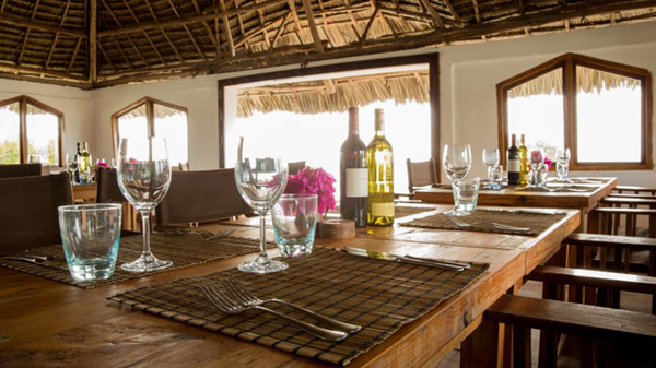 东非桑给巴尔岛海滩上有一家岩石餐厅