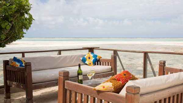 东非桑给巴尔岛海滩上有一家岩石餐厅