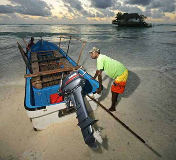 东非桑给巴尔岛海滩上有一家岩石餐厅