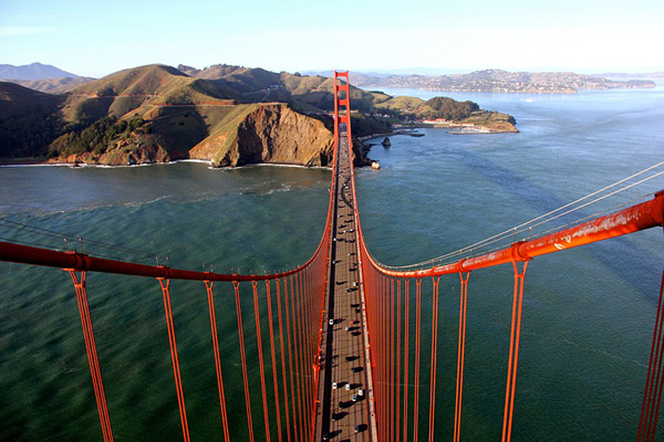 摄影师冒险攀爬美国旧金山金门大桥拍壮观俯瞰图