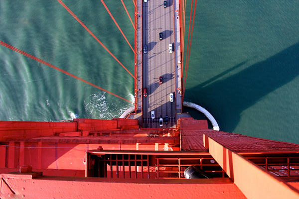 摄影师冒险攀爬美国旧金山金门大桥拍壮观俯瞰图