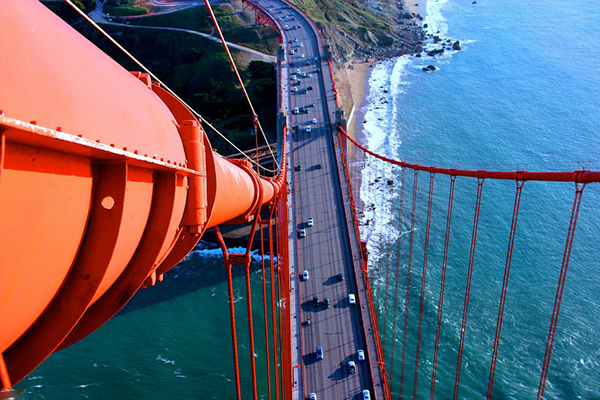 摄影师冒险攀爬美国旧金山金门大桥拍壮观俯瞰图