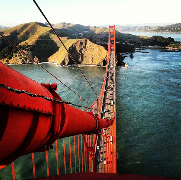 摄影师冒险攀爬美国旧金山金门大桥拍壮观俯瞰图