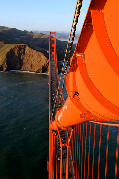 摄影师冒险攀爬美国旧金山金门大桥拍壮观俯瞰图