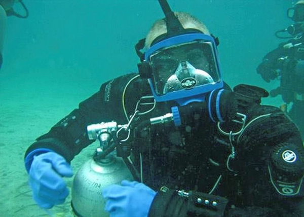 英国一男子海底潜水50小时打破世界纪录