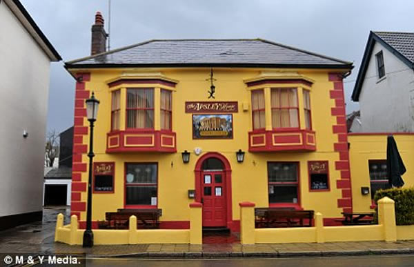 保罗摩根为朋友拍照,意外拍到「慷慨的鬼魂」。