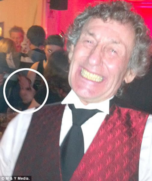 保罗摩根为朋友拍照,意外拍到「慷慨的鬼魂」。